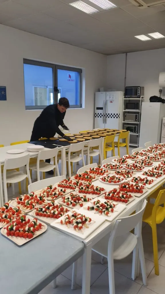 Ayudante de cocina preparando platos con un Toque de Arte
