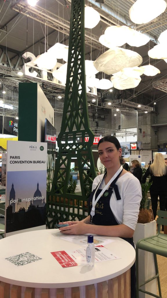 Azafata IBTM Barcelona. Stand de París