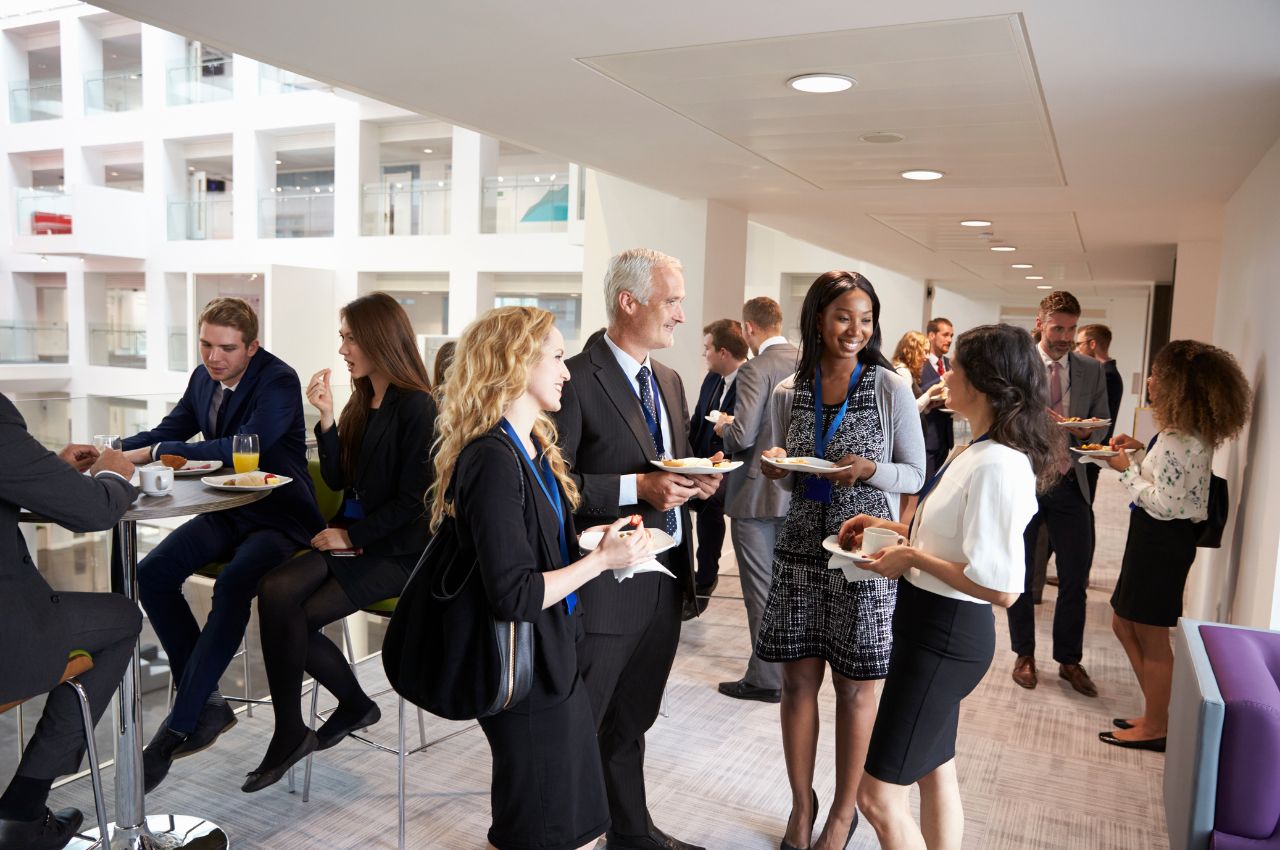 ¿Cómo Contribuye el Servicio de Camareros a la Experiencia del Cliente en Eventos de Networking?