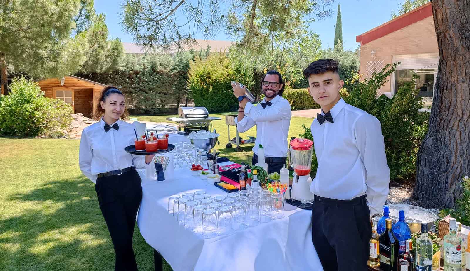Bartender, Mixólogo y Coctelero: ¿Cuál es la Diferencia y Qué Hacen?