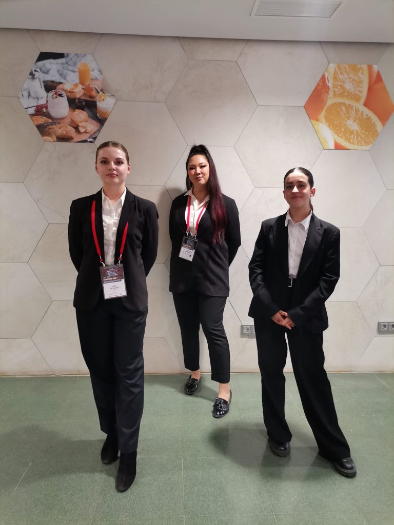 Tres azafatas para evento en NH VENTAS