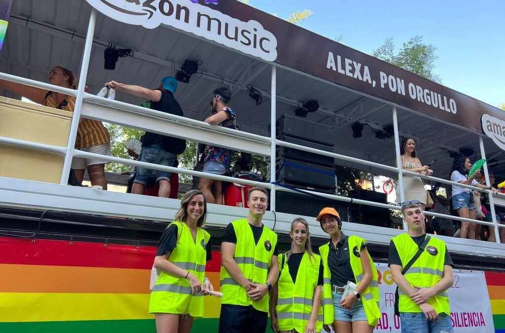 Auxiliares de servicio en el Orgullo Gay de Madrid 2022